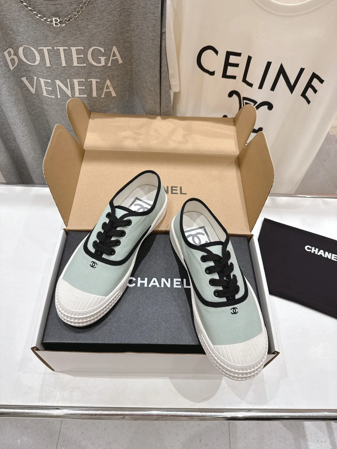 👟👟Ex-factory price 400👟👟 -Chanel* Xiaoxiang 2025ss latest casual shoes, currently super popular biscuit shoes. Internet celebrity Xiaohongshu is crazy about hot recommendations. The silly and cute style has a retro flavor! Special shape, very recognizable, slim and long legs, absolutely powerful, very comfortable to wear, good-looking, comfortable, and heightening. I must recommend it to everyone, the main feature of this year's series, minimalist style ✔Fabric: original customized canvas ✔Foot: water-dyed cowhide, comfortable foot feel ✔Outsole: molded high-elastic rubber platform outsole ✔Number: 35-39 (customized in 40)